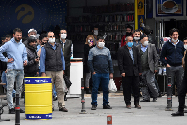 Konya'da şüpheli çanta sosyal mesafeyi unutturdu vatandaş telefona sarıldı - Resim: 1