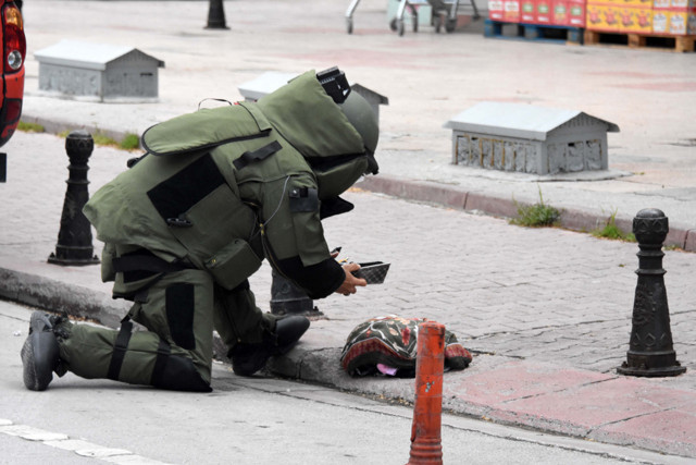 Konya'da şüpheli çanta sosyal mesafeyi unutturdu vatandaş telefona sarıldı - Resim: 0