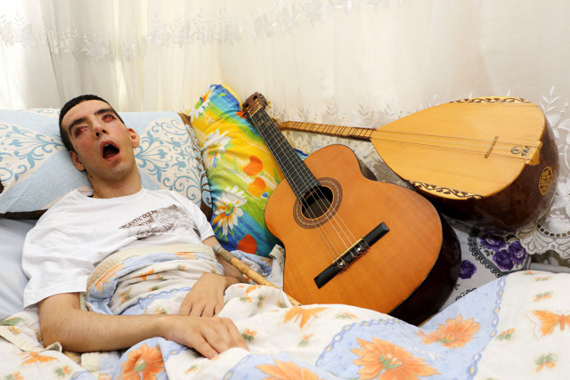 Antalya'da 6 yıldır evladının gözlerini yara bandıyla kapatıyor - Resim: 1