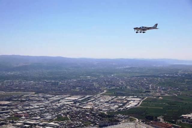 Annesine gidemeyince uçakla şehre gül yağdırdı - Resim: 1