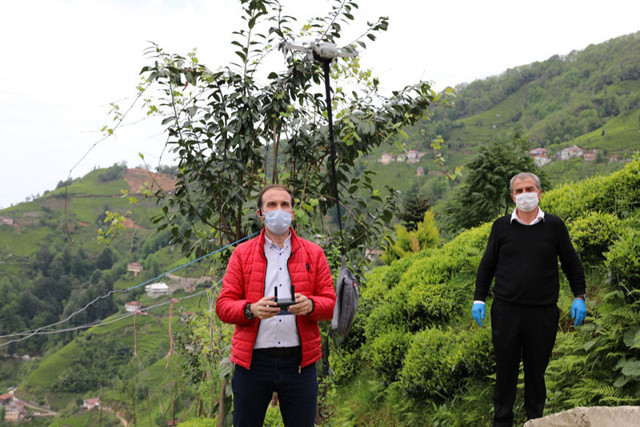 Rizeli muhtar drone ile maske dağıtıyor - Resim: 0