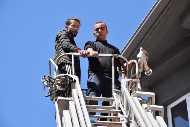 Sivas'ta çatıya çıkma sebebine 'Burada mahkeme kuruldu' dedi - Resim: 1