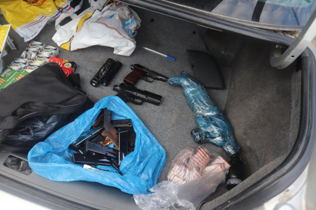 Esenyurt'ta park halindeki şüpheli araçtan cephanelik çıktı - Resim: 0