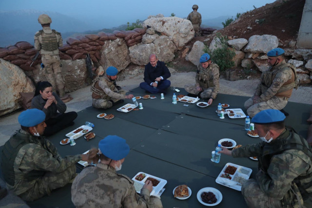 Süleyman Soylu Şırnak Namaz Dağı'nda askerlerle iftar yaparken Erdoğan aradı - Resim: 0