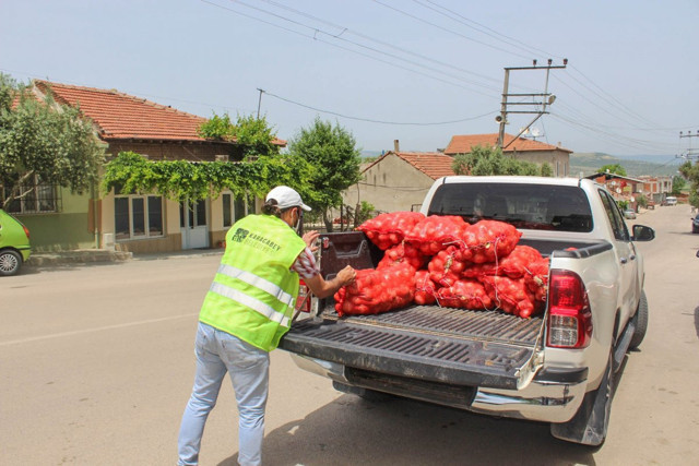Bursa'da hayırsever çiftçi vatandaşa 100 ton soğan dağıttı - Resim: 0