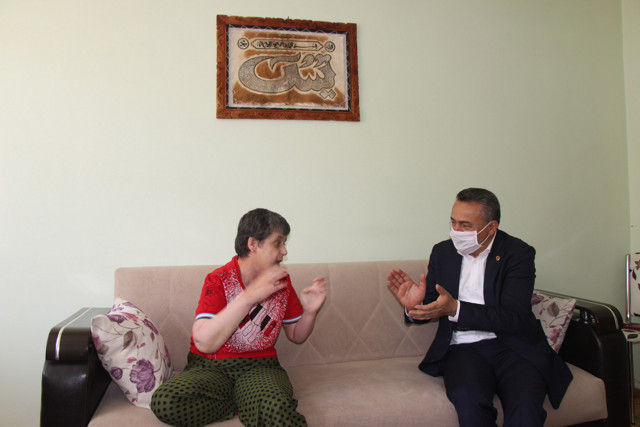 Konya'da komşu gibi komşu! 27 yıldır komşularının engelli çocuğuna bakıyorlar - Resim: 0