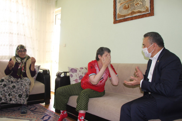 Konya'da komşu gibi komşu! 27 yıldır komşularının engelli çocuğuna bakıyorlar - Resim: 1