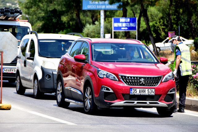 Muğla'nın Bodrum ilçesi tatilcilerin rotası oldu 24 saatte 10 bin araç giriş yaptı - Resim: 0