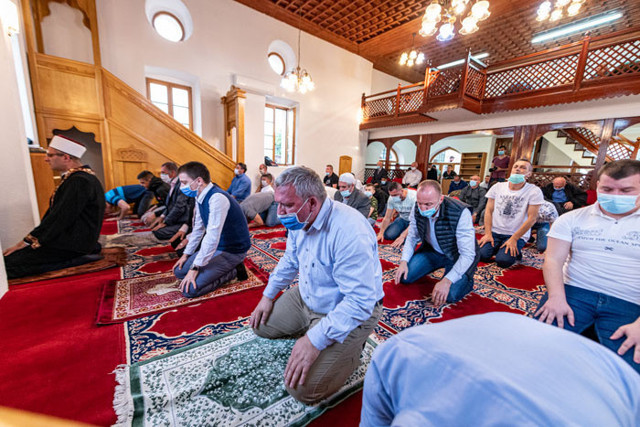 Balkanlar Ramazan Bayramı'nı koronavirüs tedbirleriyle karşıladı - Resim: 0