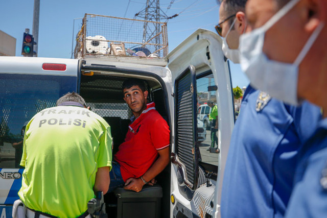 Antalya'da ekmek almaya çıkan yaşlı adam polis kovalamacasının ortasında kaldı - Resim: 0