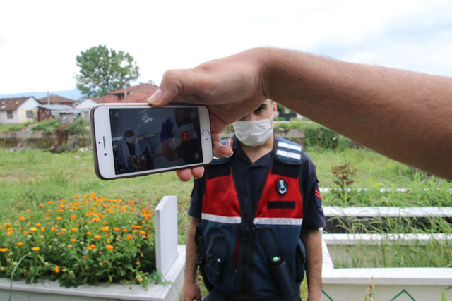 Jandarma sayesinde eşinin mezarını görüp dua etti - Resim: 0