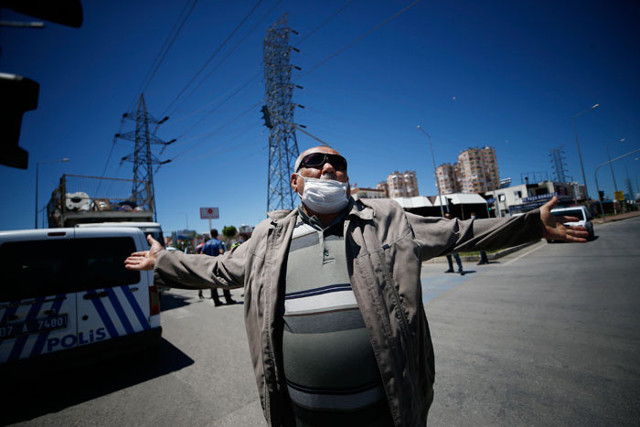Antalya'da ekmek almaya çıkan yaşlı adam polis kovalamacasının ortasında kaldı - Resim: 1