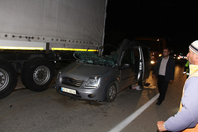 Manisa'da otomobil TIR'ın altına girdi bilanço ağır - Resim: 1