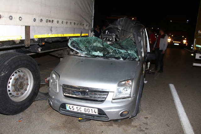 Manisa'da otomobil TIR'ın altına girdi bilanço ağır - Resim: 0