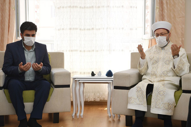 Diyanet İşleri Başkanı Ali Erbaş'tan Barış Çakan'ın ailesine taziye ziyareti - Resim: 0