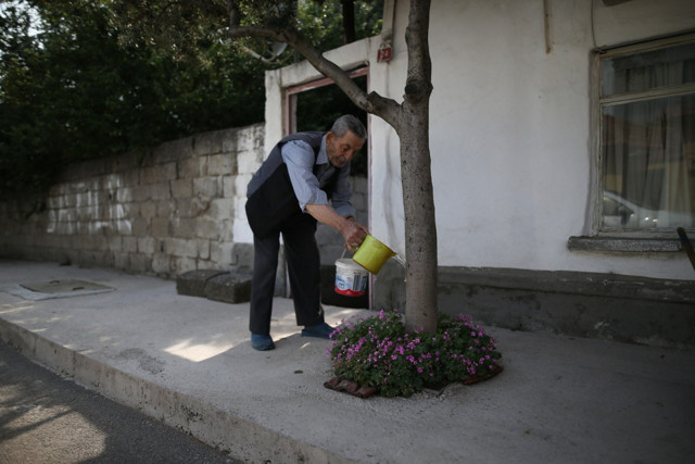 Bursa'da her gün sokağı süpürüp örnek oluyor - Resim: 0