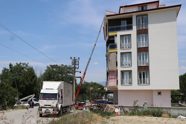 Denizli'de eşya taşırken yaptığı akıl almaz hata ağır yaraladı - Resim: 0