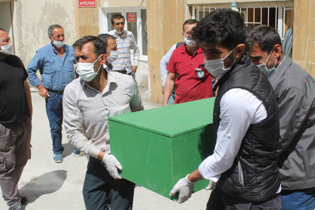 Sivas'ta keneyi kendi çıkardı 1 haftalık yaşam mücadelesini kaybetti - Resim: 0