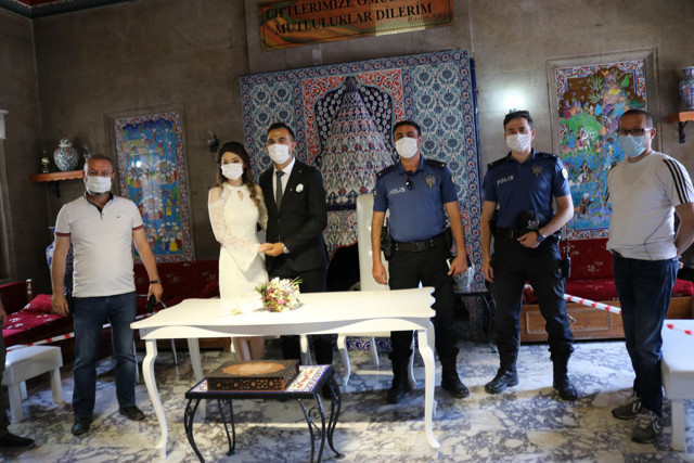 Nevşehir'de çifte nikah sırasında kelepçe takıldı - Resim: 0