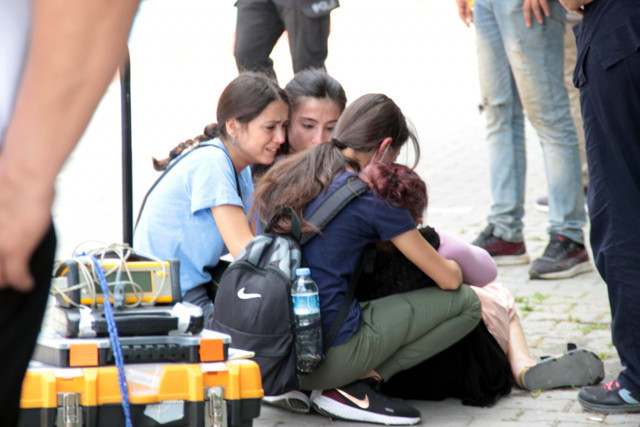 İzmir'de çatıdan düşüp öldü ailesi fenalık geçirdi - Resim: 0