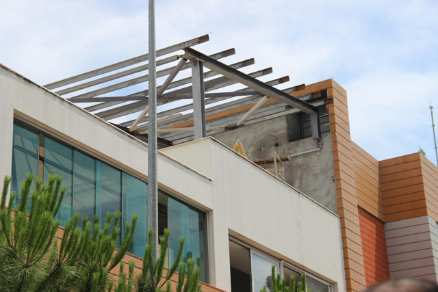 İzmir'de çatıdan düşüp öldü ailesi fenalık geçirdi - Resim: 1