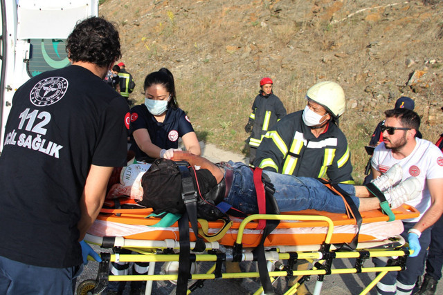 Manisa'da yok böyle kaza! Otomobil kamyonete çarptı - Resim: 1