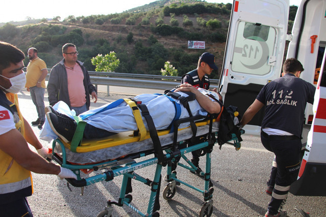 Manisa'da yok böyle kaza! Otomobil kamyonete çarptı - Resim: 0