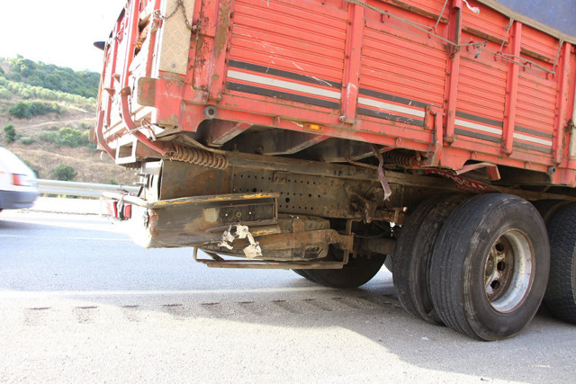 Manisa'da yok böyle kaza! Otomobil kamyonete çarptı - Resim: 2