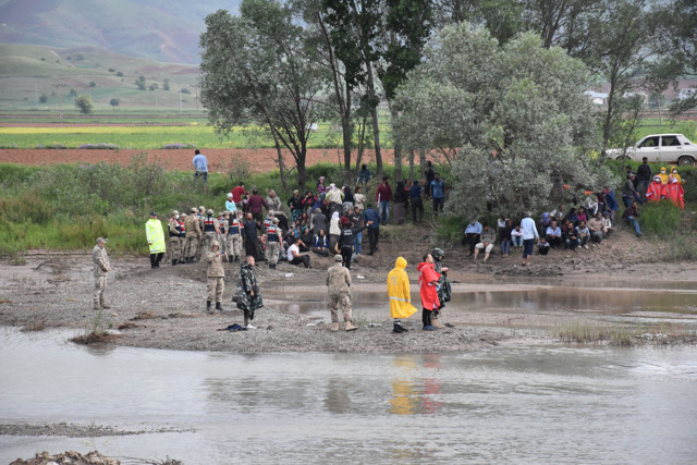 Sivas'ta serinlemek için nehre giren 4 kişiden 2 çocuğun cansız bedenine ulaşıldı - Resim: 1