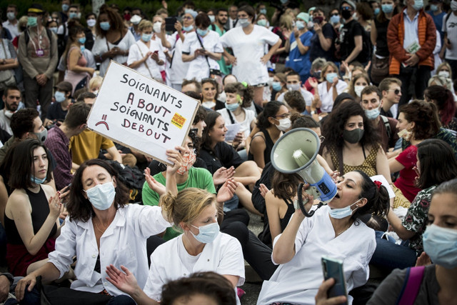 Fransa'da sağlık çalışanları sokağa indi - Resim: 0