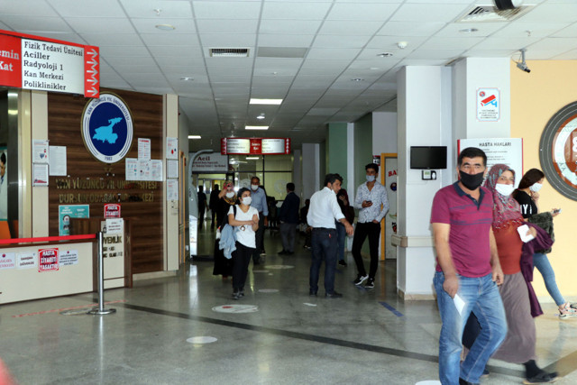 Van'da tehlike çanları çalıyor! Başhekim İliklerden uyardı: 2'nci dalgayı yaşıyoruz - Resim: 0