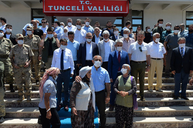 Alkışlarla uğurlanan Tunceli Valisi Tuncay Sonel gözyaşlarını tutamadı - Resim: 0