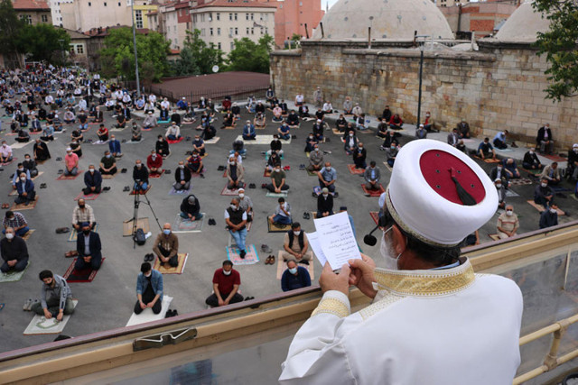 Nevşehir'de imam hutbeyi otobüsün üzerinde okudu - Resim: 0