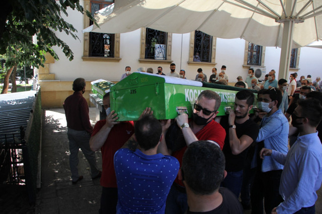 Kocaeli'de babanın en zor anı! Öldürülen DJ toprağa verildi - Resim: 1