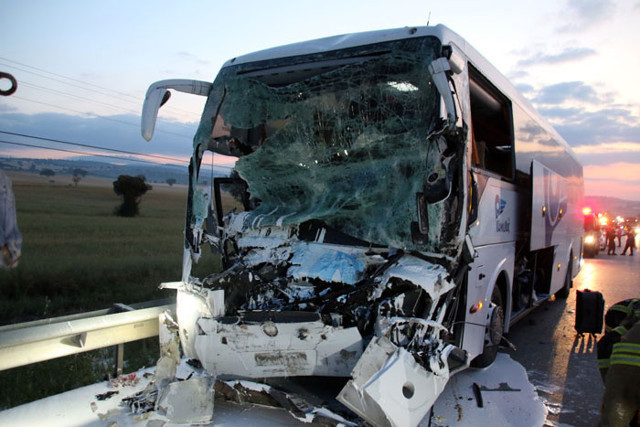 Uşak'ta yolcu otobüsüyle kamyon çarpıştı: 2 ölü 18 yaralı - Resim: 0