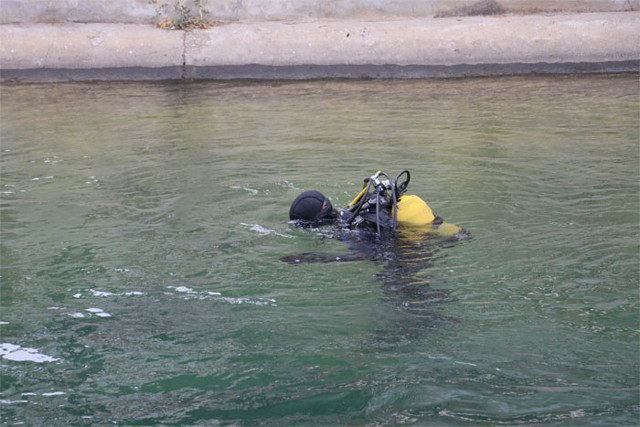Adana'da kanala atılan telefondan kırmızı bültenle aranan FETÖ'cü çıktı - Resim: 0