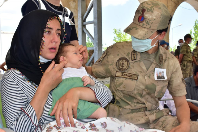 Şehit Piyade Teğmen Yunus Gül, son yolculuğuna uğurlandı törende göz yaşı seli - Resim: 0