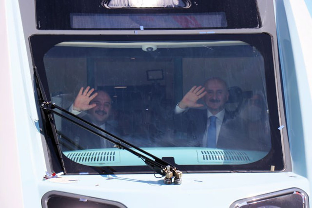 Bakan Karaismailoğlu: Yerli elektrikli tren kısa sürede yolcu taşımacılığına başlayacak - Resim: 1