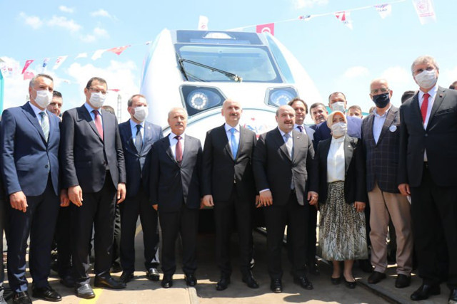 Bakan Karaismailoğlu: Yerli elektrikli tren kısa sürede yolcu taşımacılığına başlayacak - Resim: 0