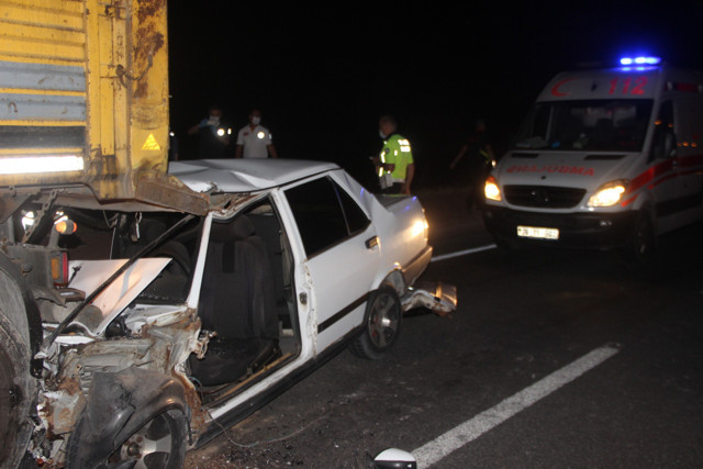 Kayseri'de feci kaza otomobil TIR'ın altına girdi - Resim: 1