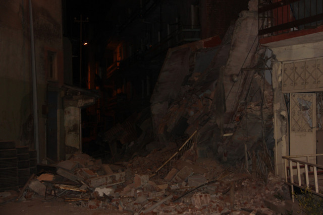 Erzurum’da 5 katlı metruk bina çöktü - Resim: 0