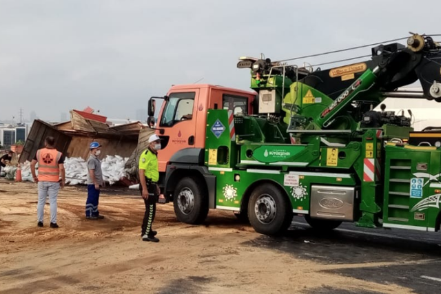 TEM Hadımköy'de tır ile otomobil çarpıştı: 3 yaralı - Resim: 0