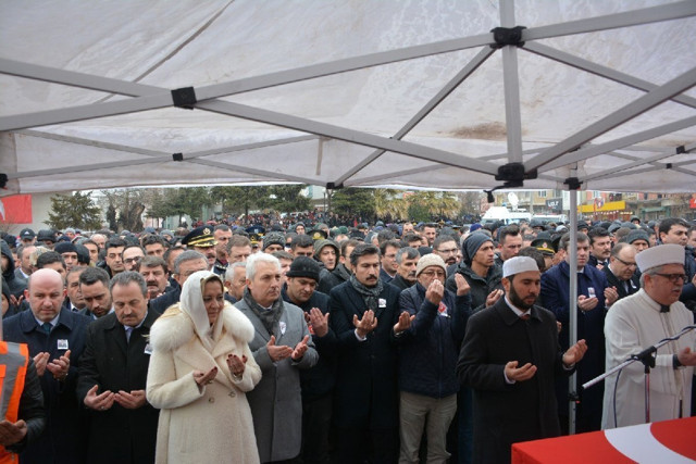 İYİ Partili Aylin Cesur'dan skandal sözler: Salda Gölü'nün kumlarını uygun yerlerine monte ederiz - Resim: 0