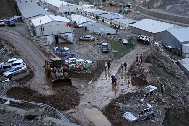 Artvin'de sel ve heyelan felaketi: Ölü sayısı 4'e yükseldi - Resim: 3