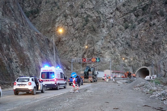 Artvin'de sel ve heyelan felaketi: Ölü sayısı 4'e yükseldi - Resim: 1