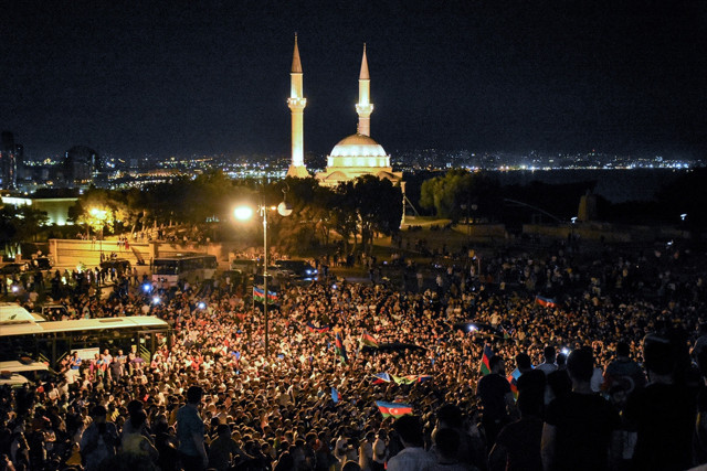 Ermenistan Azerbaycan çatışması! Bakü'de orduya destek yürüyüşü - Resim: 0