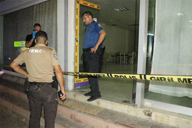 Adana'da trafik kazasını üstlenmeyen arkadaşını herkesin gözü önünde öldürdü - Resim: 1