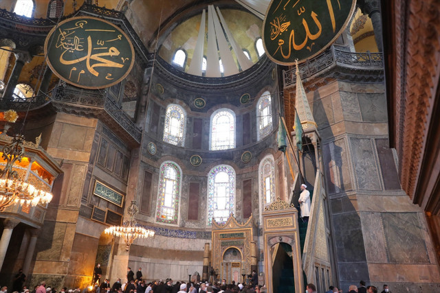 Ayasofya'da Ali Erbaş kılıçla hutbeye çıktı bunun çok özel anlamı var - Resim: 1