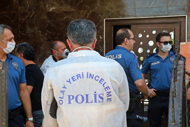 Antalya'da 2 çocuk annesi vurulmuş olarak bulundu - Resim: 0