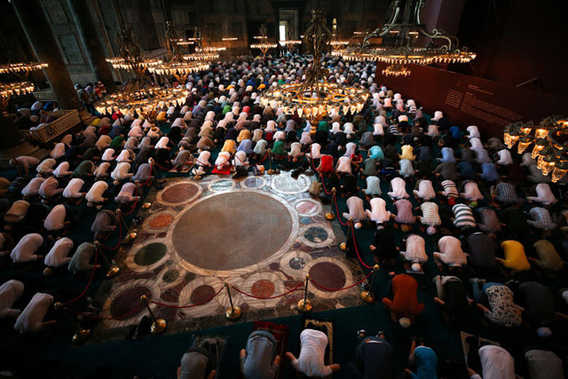 Ayasofya Camii'nde bir tek oraya halı serilmedi! Nedeni belli oldu - Resim: 1